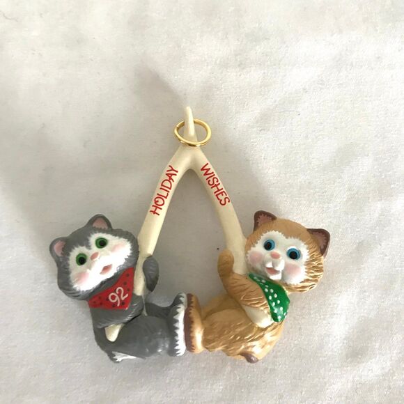 1992 Hallmark Keepsake Holiday Wishes Two Kittens On Wishbone Christmas Ornament - Picture 3 of 7